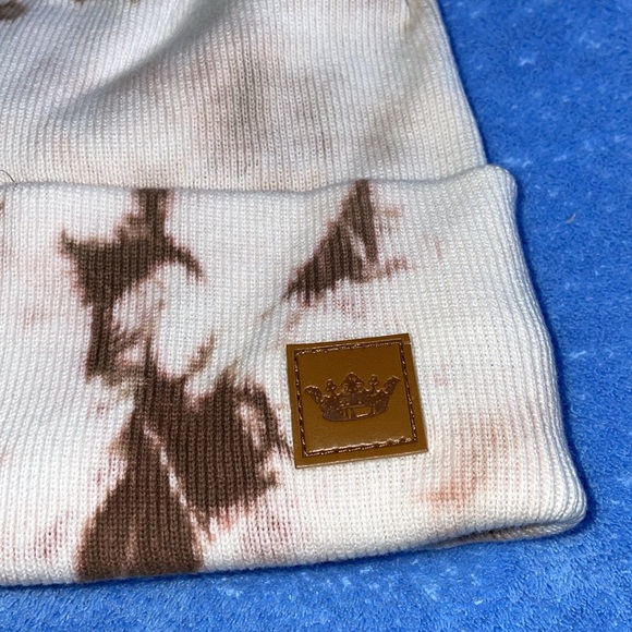 NWT Beanie Hat Brown & White Tie Dye Pom - Picture 2 of 5